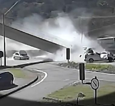Imagem - Passarela desaba após ser atingida por caminhão e deixa dois mortos na Fernão Dias, em Vargem (SP)