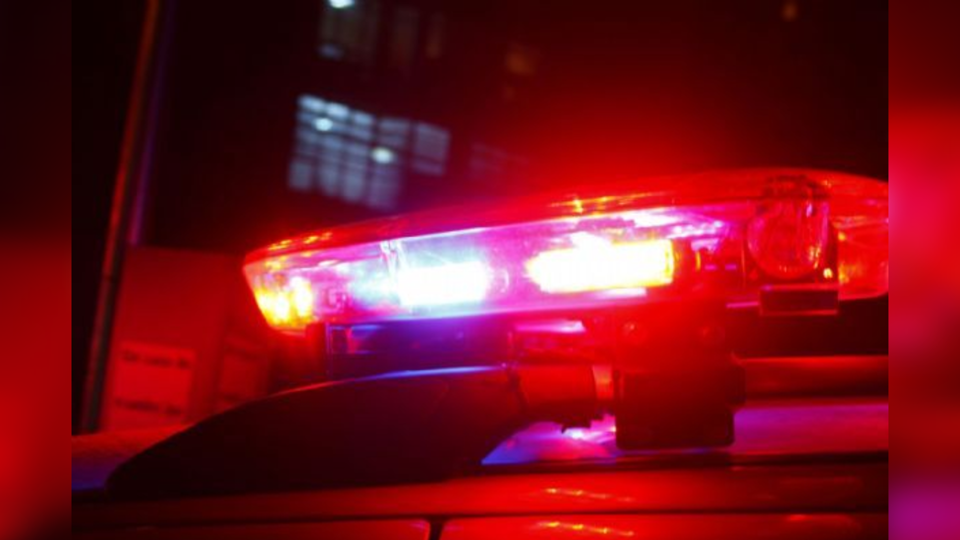 Duas alunas de 14 anos denunciaram ter sido violentadas em dias diferentes durante o intervalo; diretor foi afastado e funcionário, demitido.
