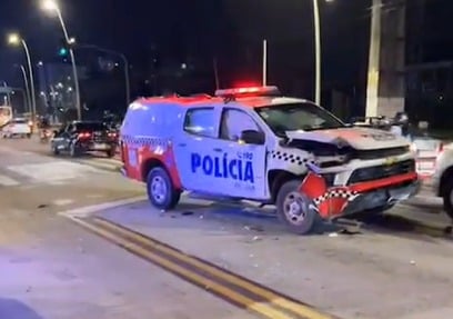 (O impacto provocou danos significativos na viatura. Imagens registradas após a batida mostram a parte dianteira do veículo bastante danificada.)