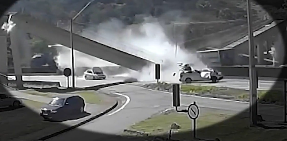 (O motorista do veículo que provocou a queda, Deyvidson Temudo de Oliveira, de 42 anos, sofreu apenas ferimentos leves. Após atendimento na UPA de Bragança Paulista, ele foi preso em flagrante por homicídio culposo e lesão corporal culposa.)