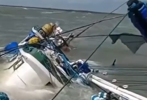 (Segundo as informações preliminares, o barco de pesca havia saído do município de Augusto Corrêa e seguia pelo litoral paraense quando naufragou, por volta do meio-dia.)