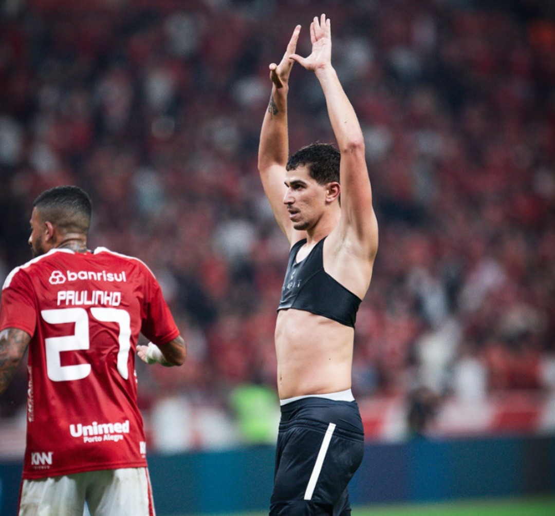 Vitor Bueno celebrando gol do empate azulino diante do Internacional -