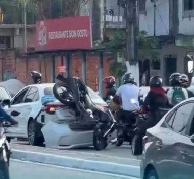 Imagem - Motocicleta fica presa na traseira de carro após colisão em Belém