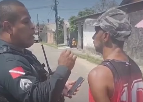 (Após ser localizado pelos policiais, o homem teve o mandado judicial cumprido e foi encaminhado às autoridades competentes para os procedimentos legais.)