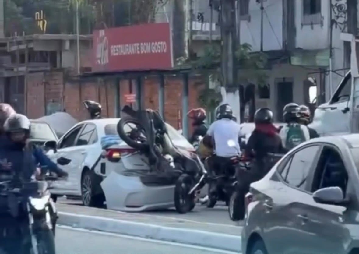 Motocicleta fica presa na traseira de carro após colisão em Belém