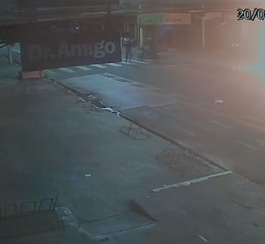 Imagem - Carro é incendiado durante a madrugada no Guamá, em Belém; ação foi registrada por câmeras