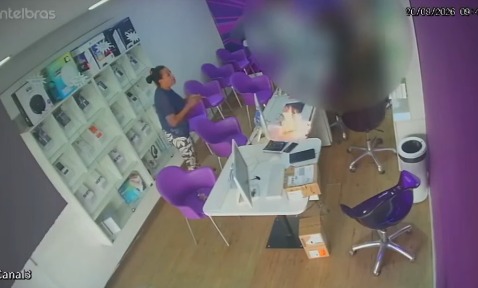 (A mulher foi até a loja e entrou no estabelecimento carregando uma garrafa com líquido inflamável. Em meio às ameaças, ela teria iniciado o incêndio e deixado o local rapidamente.)