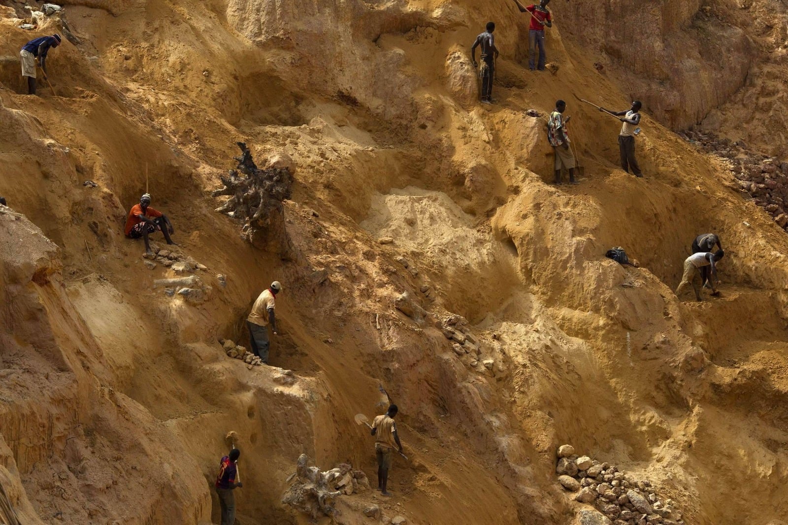 Acidente ocorreu em uma área de mineração artesanal próxima à fronteira com Camarões e deixou dezenas de desaparecidos