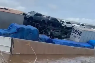Balsa com veículos pesados e carros de luxo afunda no interior do Amazonas

