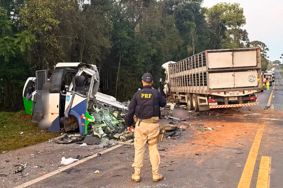 Criança estava com a mãe em micro-ônibus da Saúde que seguia para Curitiba; apenas cinco das 28 pessoas no veículo sobreviveram