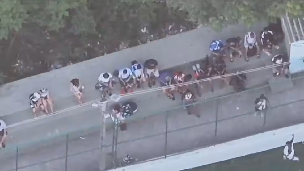 Imagens mostram fila de pessoas para treinamento no Complexo da Penha; criminosos também usam drones em ataques e monitoramento