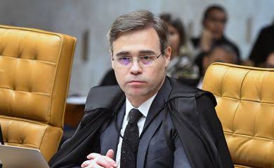Montagem publicada nas redes sociais usa imagens falsas do candidato e do dono do Banco Master; ministro André Mendonça apontou possível uso de deepfake