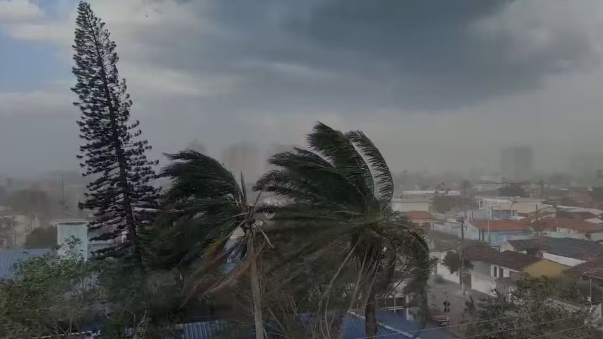 Vento forte em Caraguatatuba, no litoral norte do estado de São Paulo.