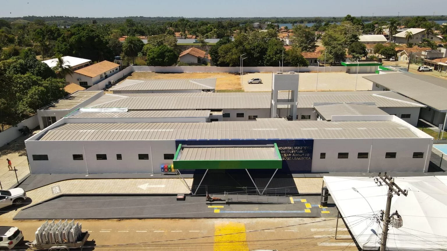 (A vítima teria sido agredida após ser acusada por integrantes do grupo de pertencer a uma facção criminosa.)