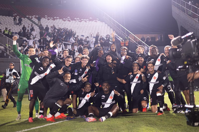 Elenco do Vasco comemora classificação na Sul-Americana - 