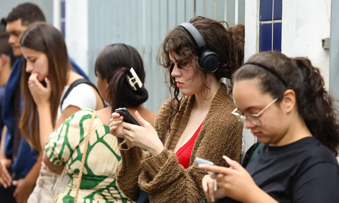 Formalização no mercado de trabalho entre os jovens brasileiros de 16 a 29 anos é marcada por profundas desigualdades sociais, regionais e raciais.