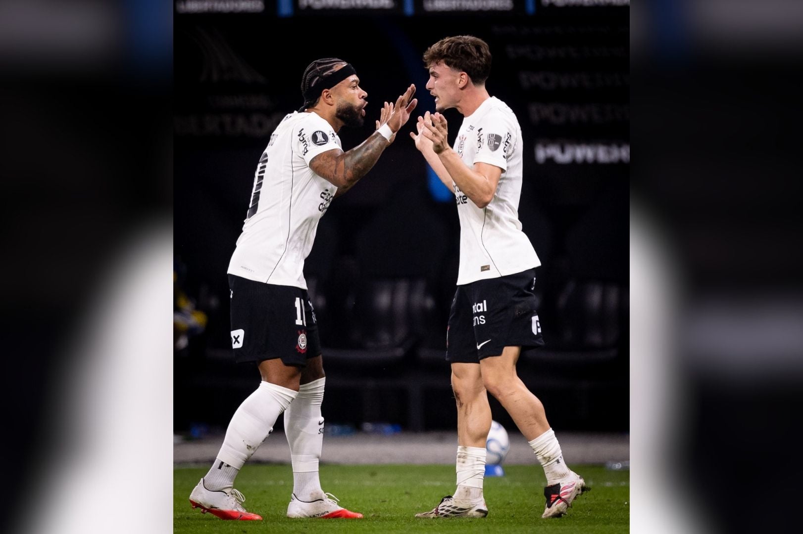 Memphis e Bidon comemoram gol do Timão - 