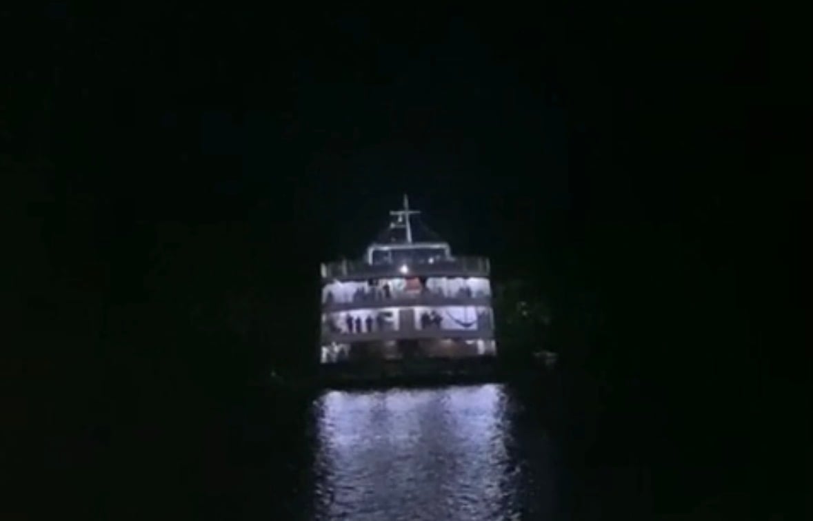 Puxado colide com balsa e deixa embarcação encalhada no rio em Barcarena