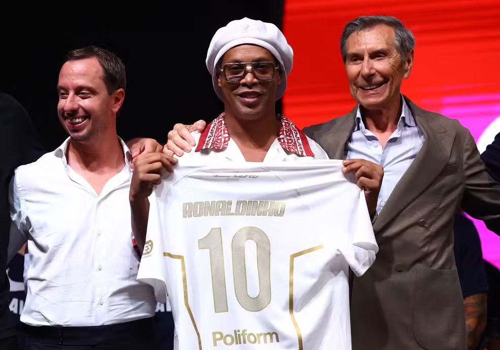 Ronaldinho chega ao Ravenna e sonha com gol 300 -