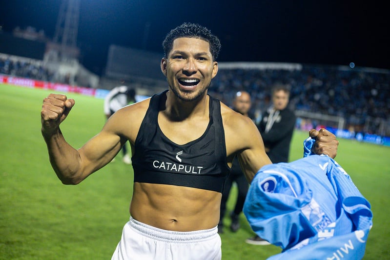 Rony comemora a classificação do Santos às quartas da Sul-Americana - 