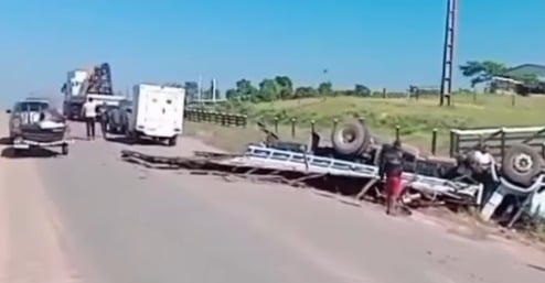 Imagem - Caminhão boiadeiro tomba na PA-279 e passageiro morre em Tucumã