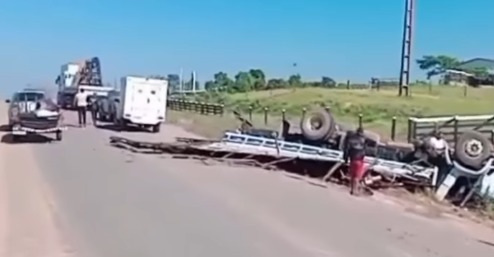 (Segundo as informações preliminares, o veículo transportava gado quando tombou às margens da rodovia.)