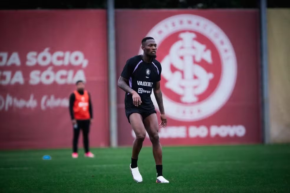 Tchamba durante treino do Remo no CT do Inter -
