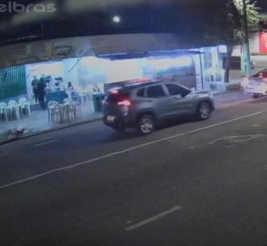 Imagem - Dupla em moto assalta carrinho de lanche e derruba funcionária durante fuga em Belém