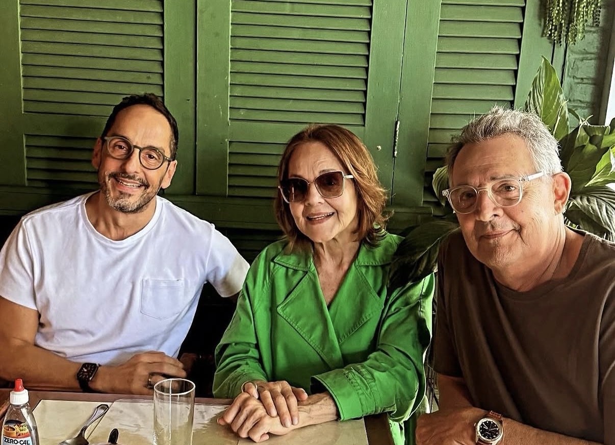 A aniversariante, Celinha Serruya, com Marcelo Serruya e Paulinho Leite