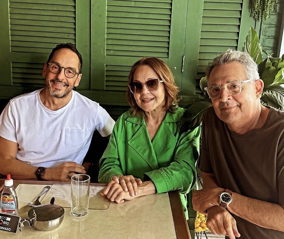 A aniversariante, Celinha Serruya, com Marcelo Serruya e Paulinho Leite