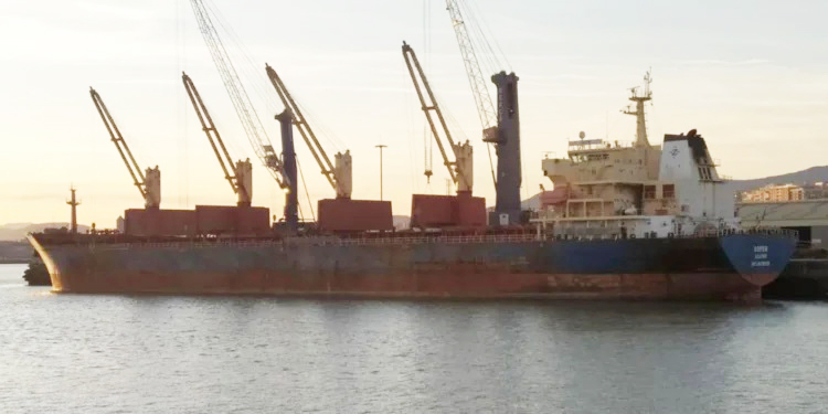 Carga ilegal é transportada em navios em Barcarena