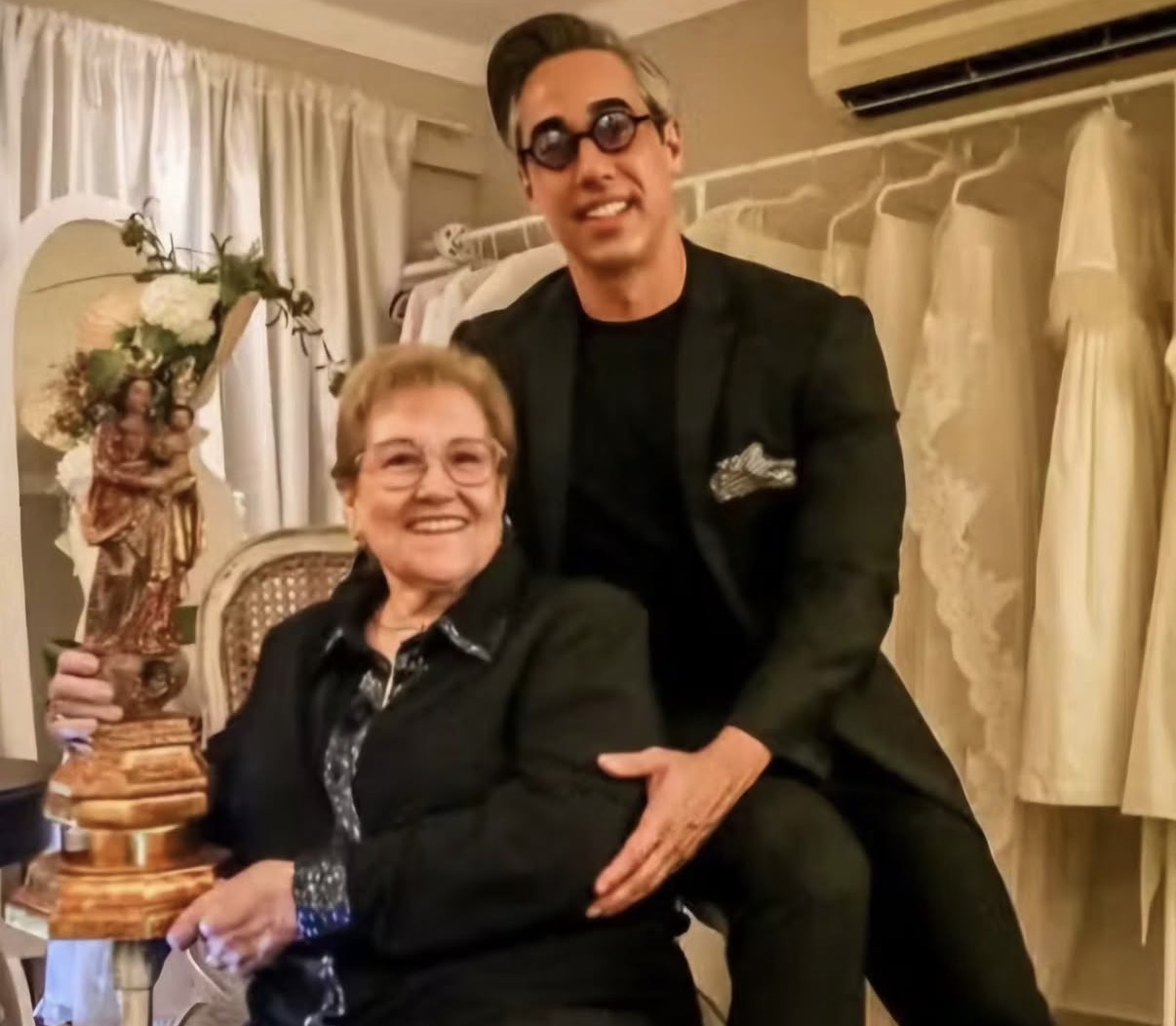 Celeste Heitmann e o estilista, Artur Maciel, responsável pela confecção do manto de Nossa Senhora de Nazaré, no próximo Círio. 
