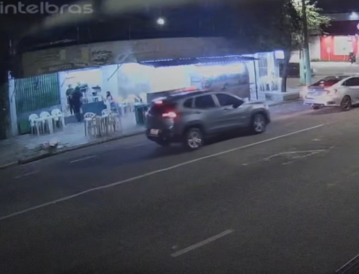 Dupla em moto assalta carrinho de lanche e derruba funcionária durante fuga em Belém