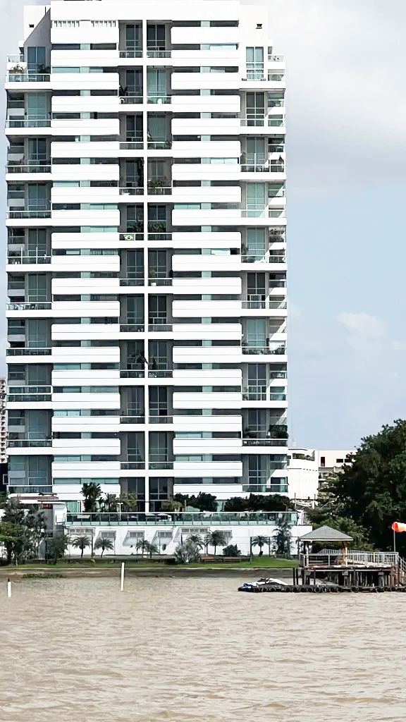 Edifício Premium, construído na orla da Baía do Guajará