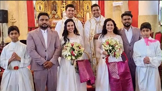 Gêmeos se casaram com noivas gêmeas, em cerimônia com padres e coroinhas gêmeos na Índia -