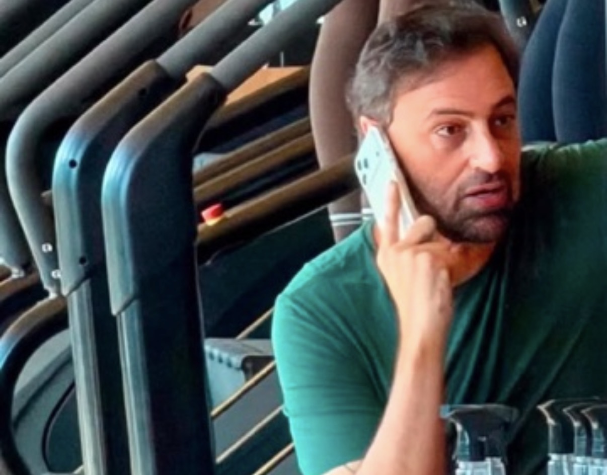Jefferson Goldenberg, o cara que “jamais para”, nem na hora do treino diário, inicia o semestre com novos bate papos sobre áudio profissional, no programa ‘Som com JefferSom’, exibido no Instagram e no YouTube. 
