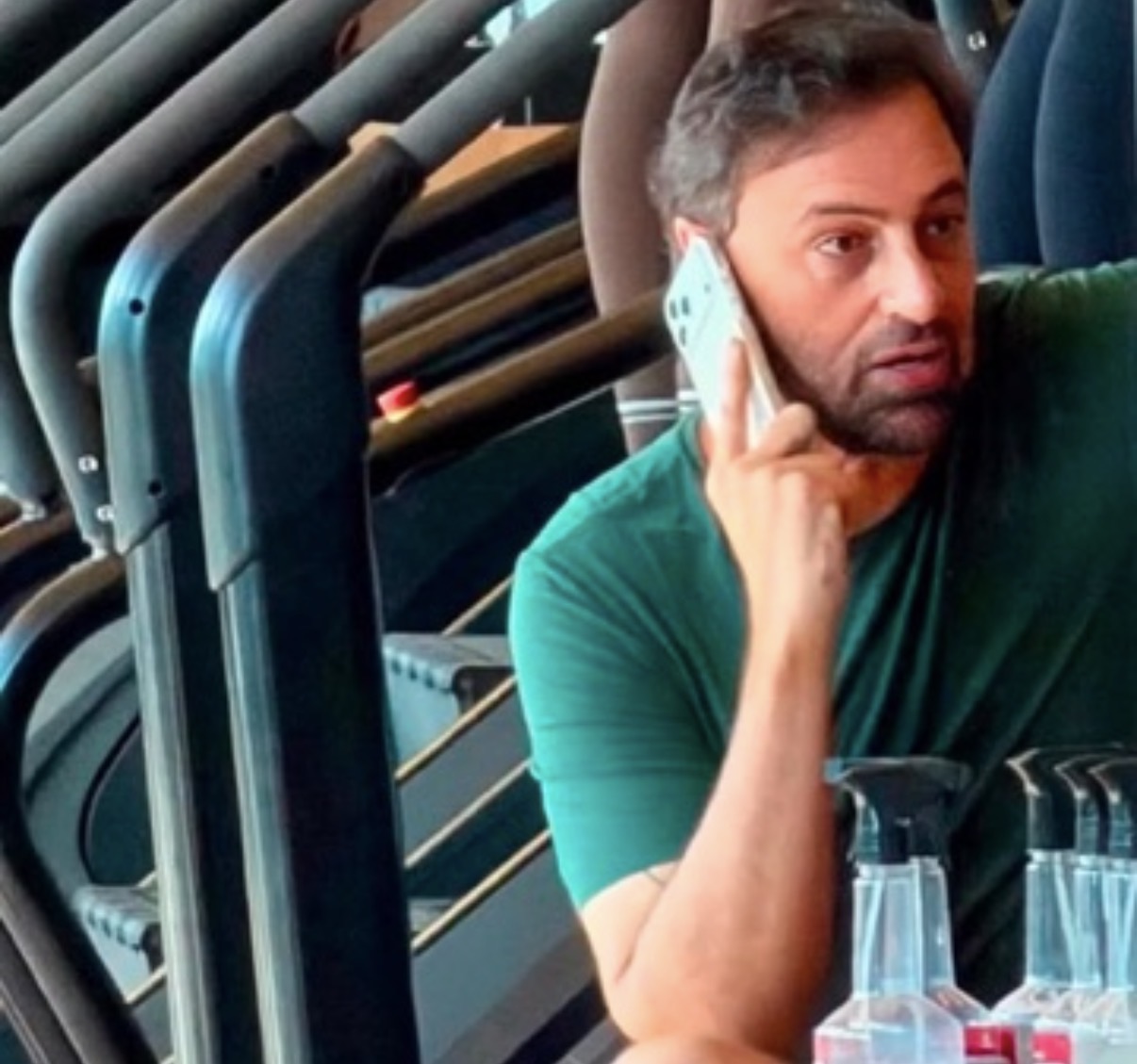 Jefferson Goldenberg, o cara que “jamais para”, nem na hora do treino diário, inicia o semestre com novos bate papos sobre áudio profissional, no programa ‘Som com JefferSom’, exibido no Instagram e no YouTube. 
