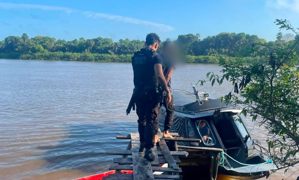 O acusado foi encaminhado para a Delegacia de Polícia Civil do município.