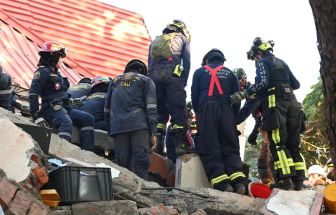 Sobe para 329 o número de mortos em terremoto na Colômbia