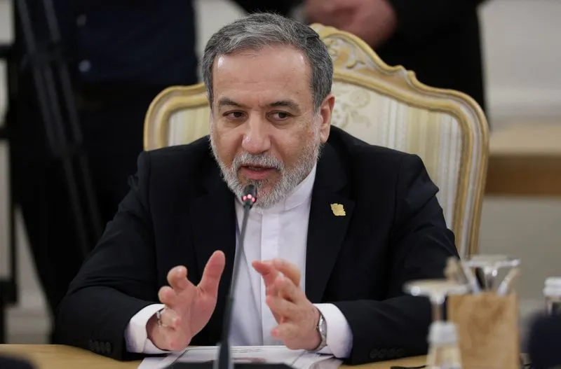 Chefe de segurança iraniano classifica apoio às medidas de Washington como “ato de guerra”, enquanto presidente defende acordo para evitar uma nova escalada