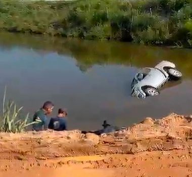 Imagem - Motorista é resgatado após caminhonete cair em represa na PA-256, no Pará