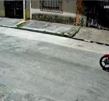 Imagem - Motociclista é flagrado abandonando filhotes durante a madrugada no bairro do Tenoné