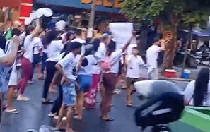 (A manifestação ocorreu em frente ao Mercado Municipal do Guamá. Durante o protesto, os participantes atearam fogo em pneus e interditaram a via, provocando impactos no trânsito da região.)