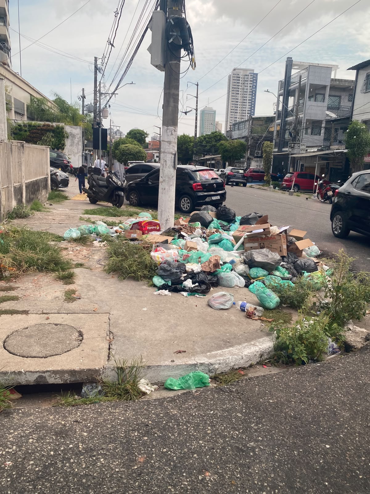 Acúmulo de lixo errado no bairro da cremação, em Belém -