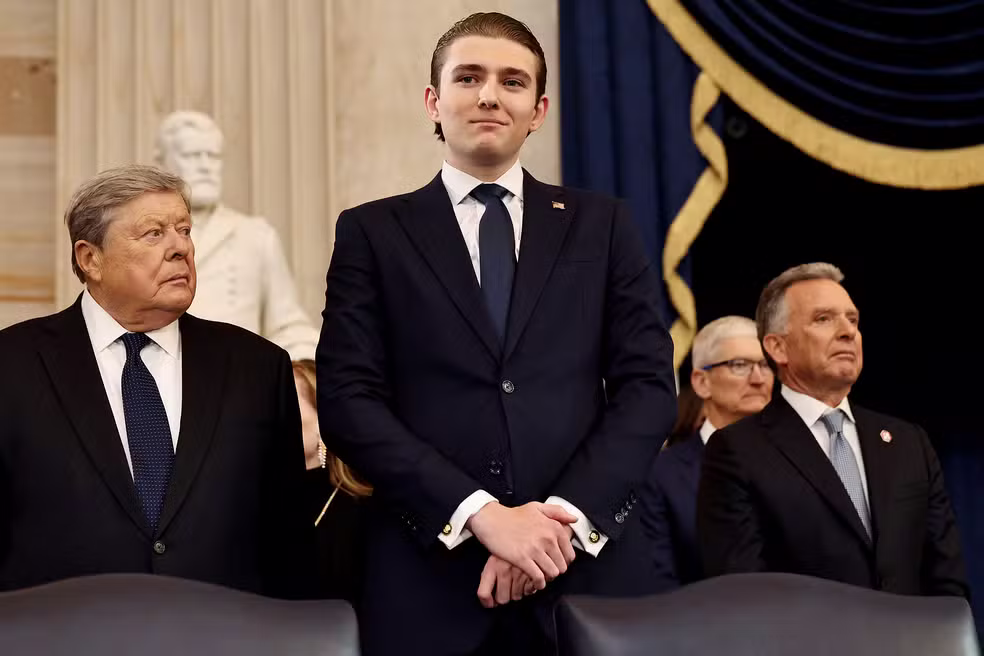 Emissora estatal mostrou imagens da universidade e de veículos ligados à rotina de Barron Trump; não há confirmação independente sobre a existência da recompensa