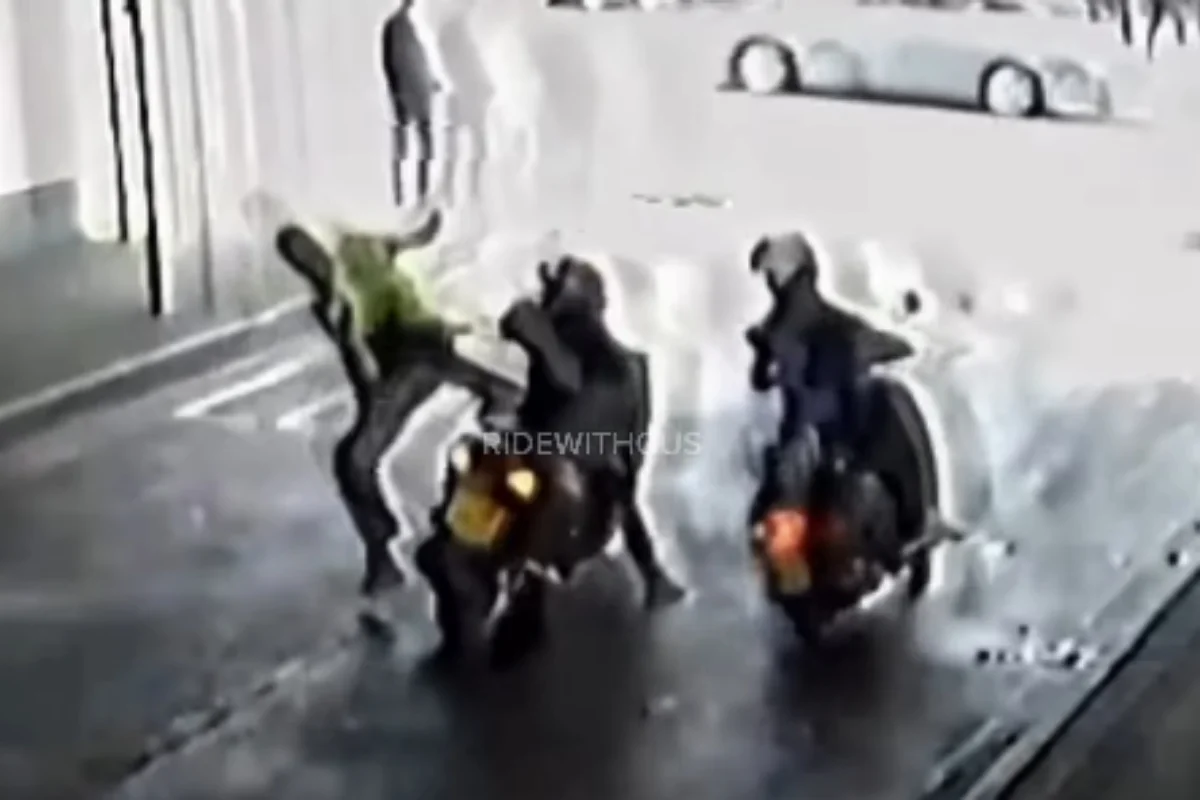 Fabio Ferreira correu atrás dos suspeitos e derrubou um deles antes que a dupla conseguisse fugir com a motocicleta; cena foi registrada por câmeras de segurança