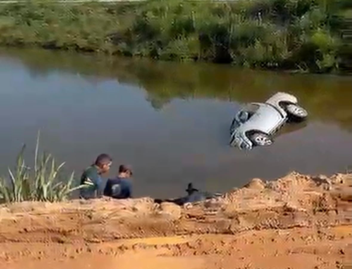 Motorista é resgatado após caminhonete cair em represa na PA-256, no Pará