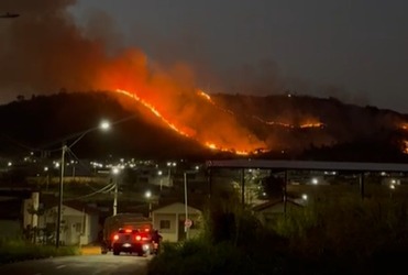 (O fogo teve início por volta das 16h30, e as equipes da Secretaria Municipal de Meio Ambiente foram acionadas rapidamente, iniciando o combate às chamas antes das 17h.)