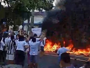 (Protesto ocorre neste momento na avenida José Bonifácio, em Belém) 
