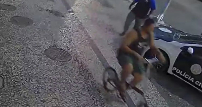 Segundo o relato, enquanto as agressões aconteciam, a bicicleta foi retirada da cena por um dos suspeitos.

